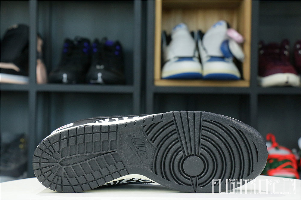 Nike SB Dunk Low Quartersnacks Zebra