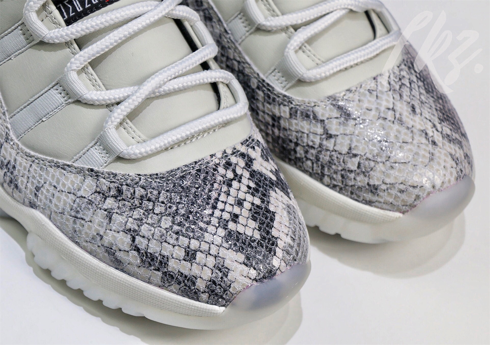 Air Jordan 11 Retro Low Snakeskin Light Bone