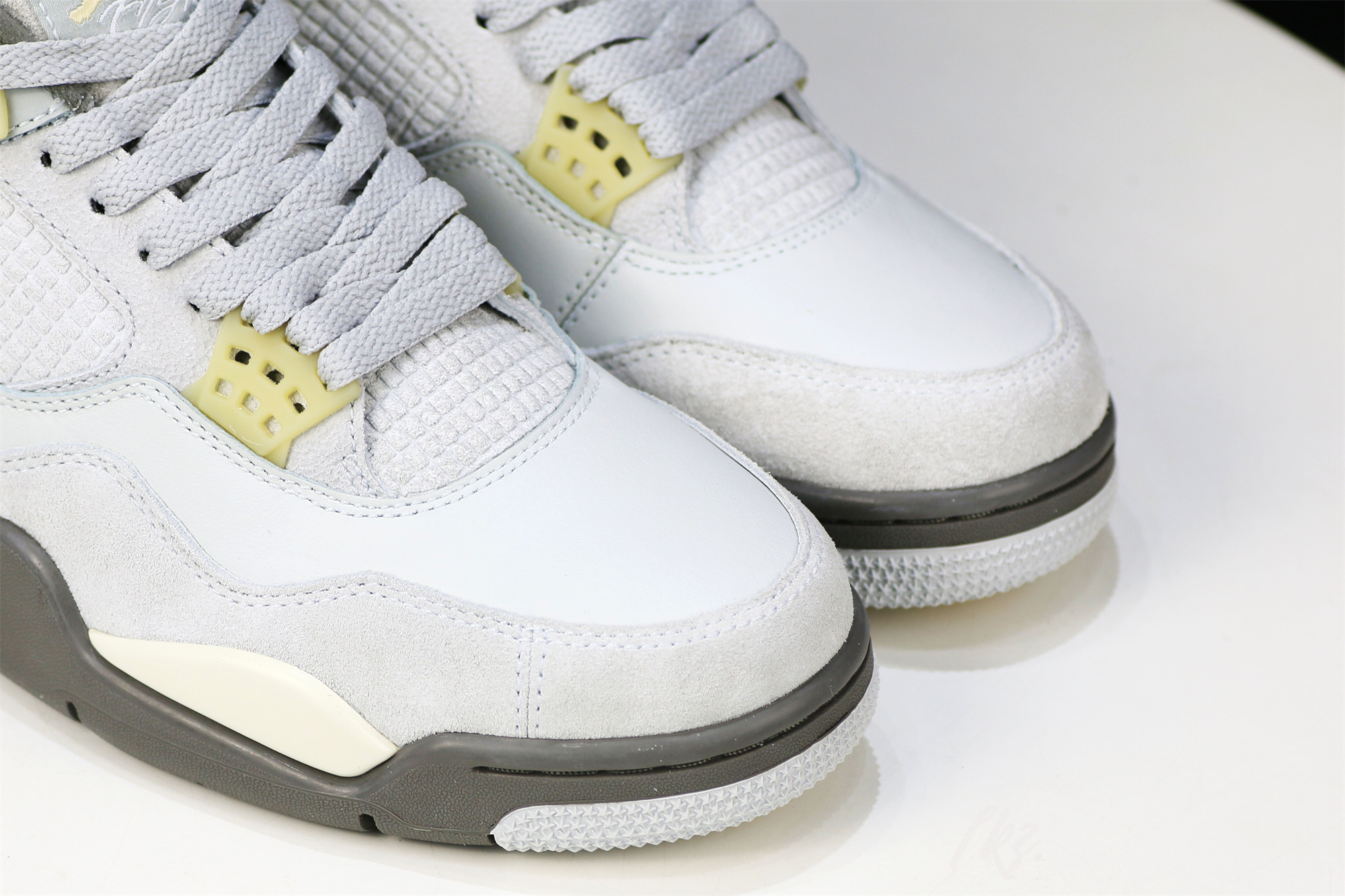 Air Jordan 4 Retro SE Craft Photon Dust