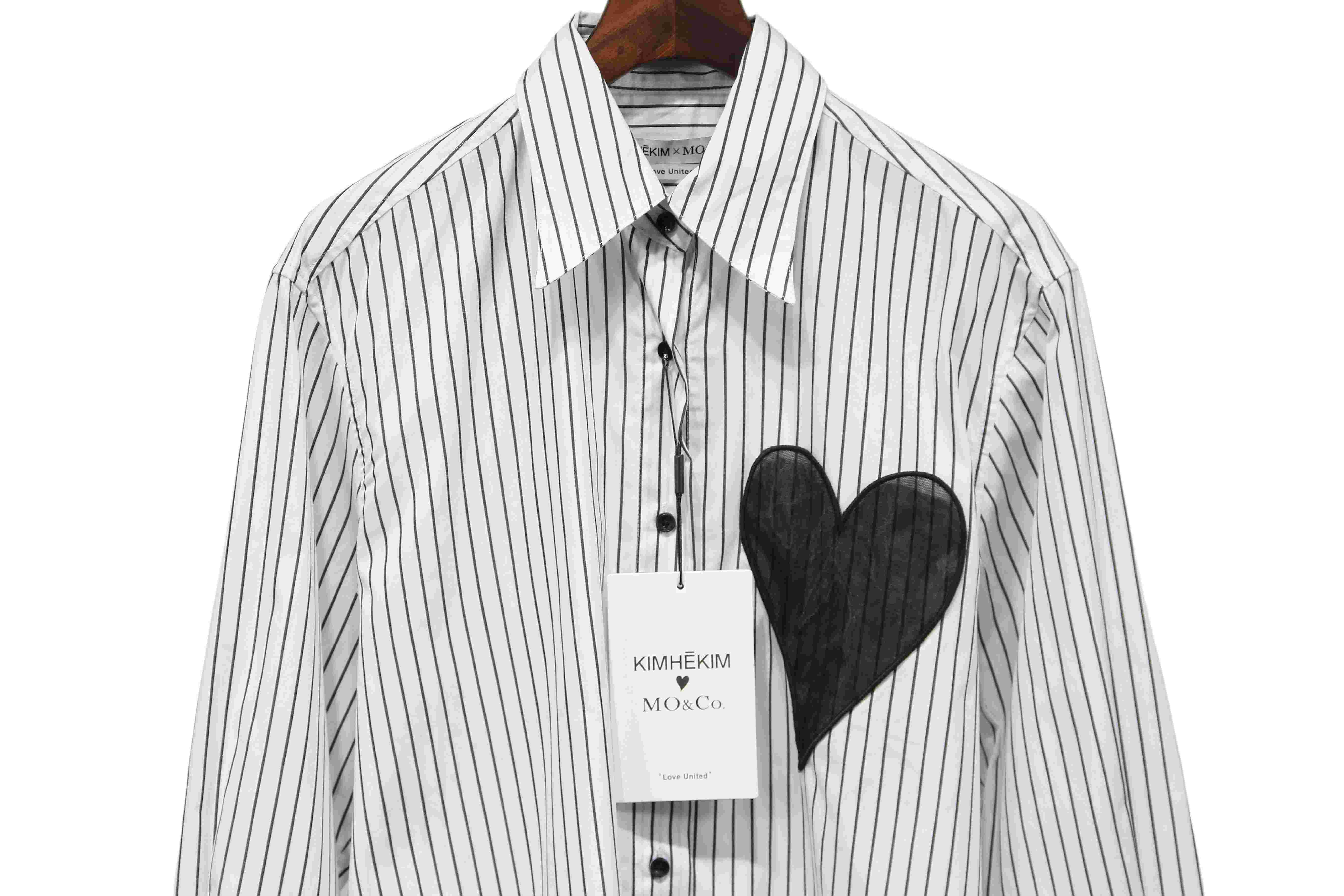 Mo&Co Joint Vertical Stripe Love Patch Shirt
