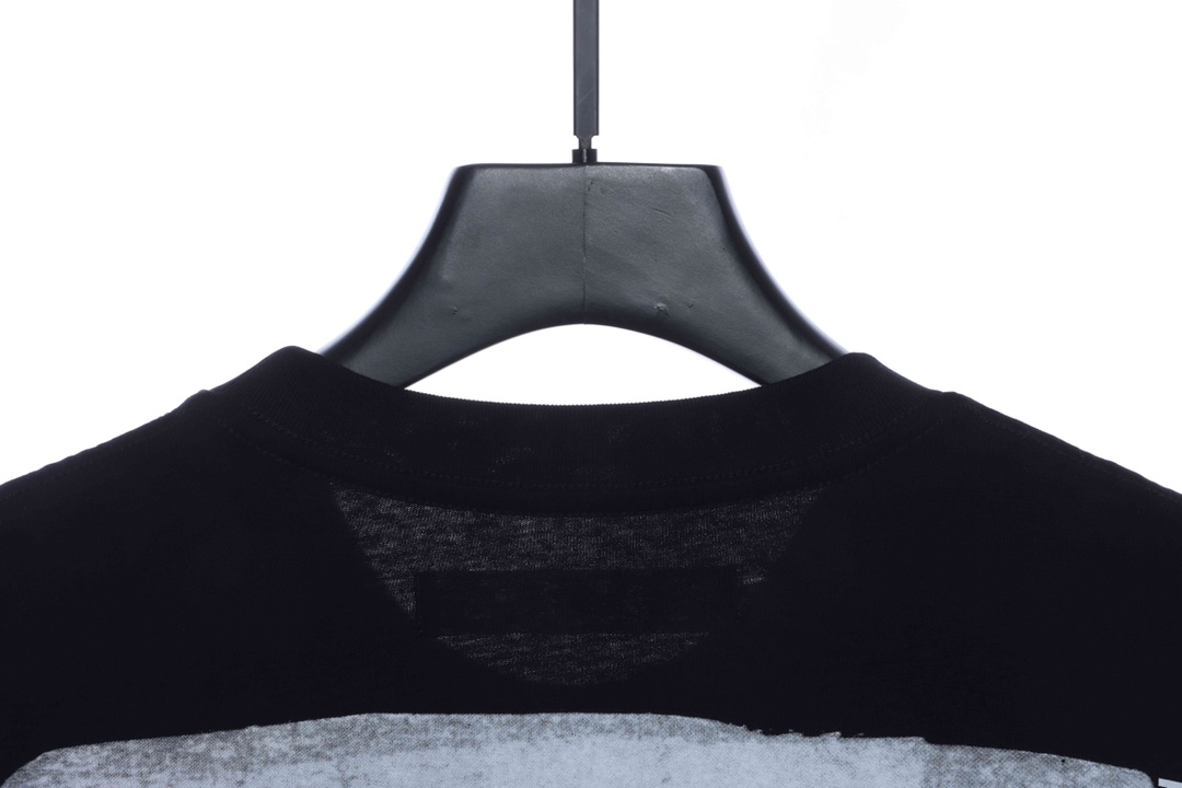 OW Acrylic Arrow Print Short Sleeve