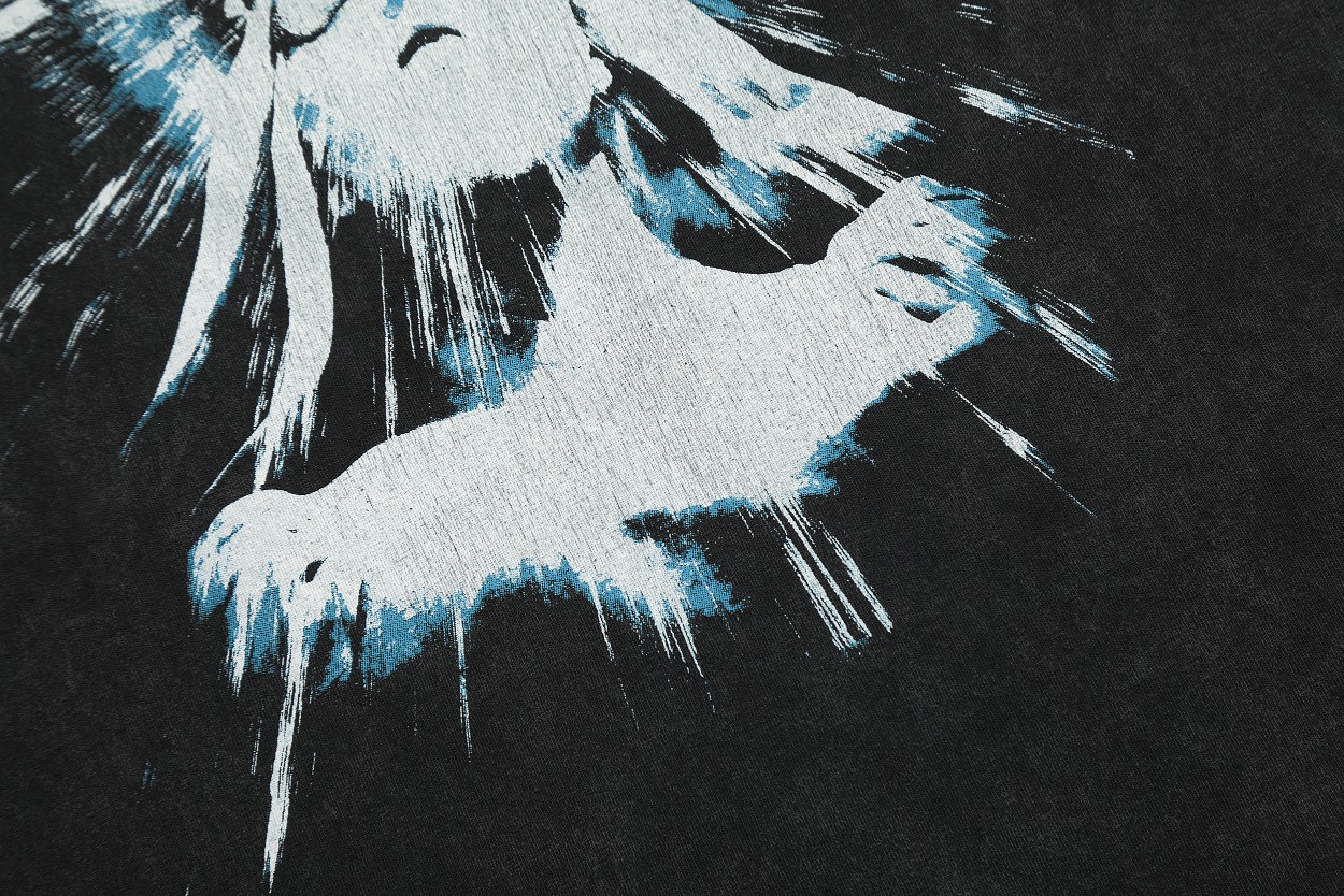 Gallery Dep Under the light, the portrait of the goddess is printed and washed to make old short sleeves.