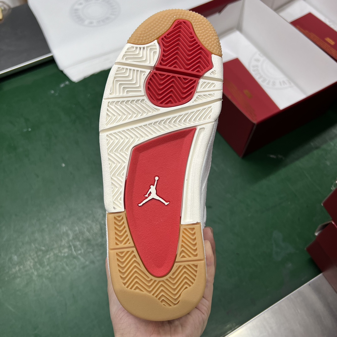 Air Jordan 4 Retro Levi’s White (Levi’s Tag)