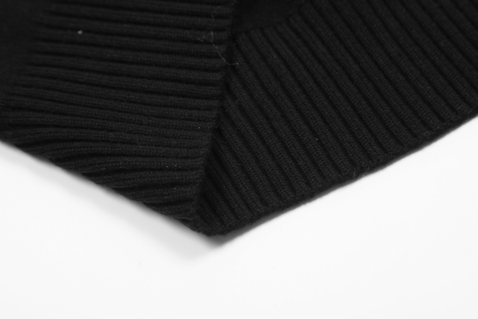 Am1 2024SS classic black jacquard big heart turtleneck sweater