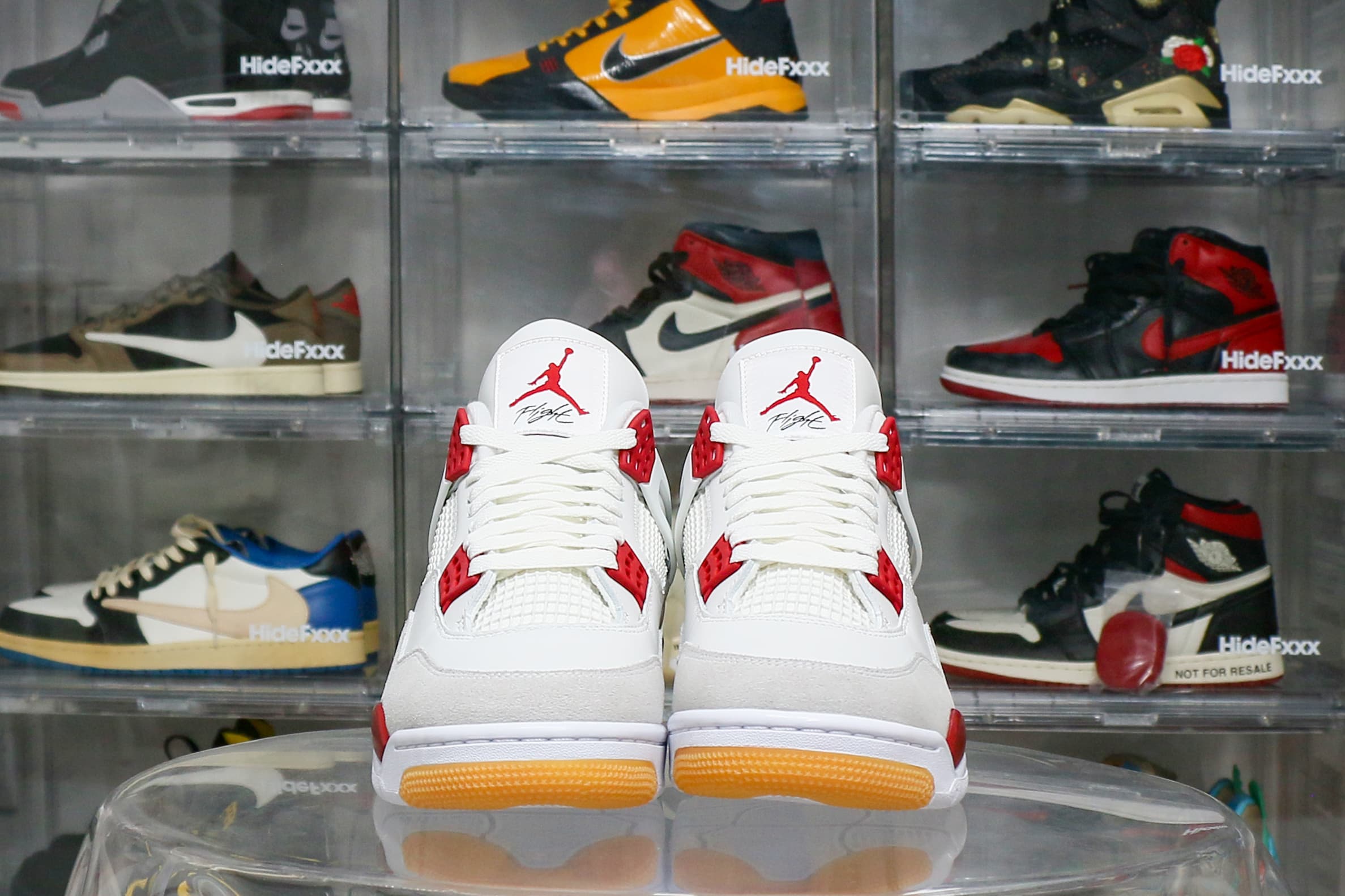 Nike SB x Air Jordan 4 Varsity Red is a Family & Friends (LN5 A1 Batch)